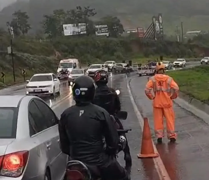 Colisão entre carro e caminhão na BR-381 deixa motorista ferido em João Monlevade