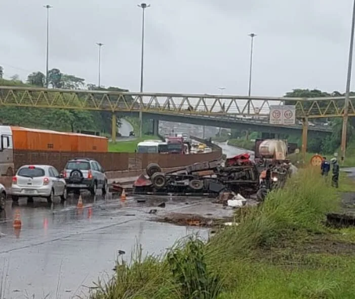 Acidente entre carreta e caminhão impacta o trânsito no Anel Rodoviário de BH