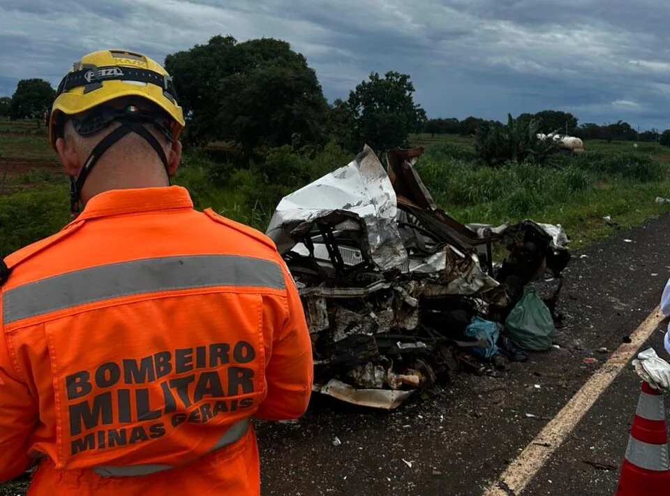 Três pessoas morrem em colisão entre caminhão-tanque e caminhonete na BR-365