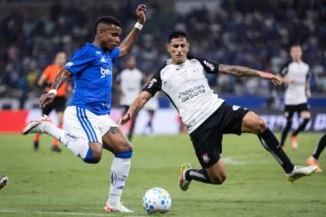 Cruzeiro sai na frente, mas Corinthians aproveita expulsão e iguala o placar