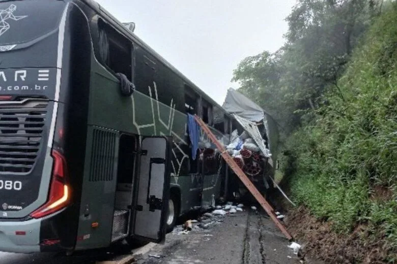 Colisão entre ônibus e caminhão na BR-381 mata mulher e deixa feridos em Oliveira