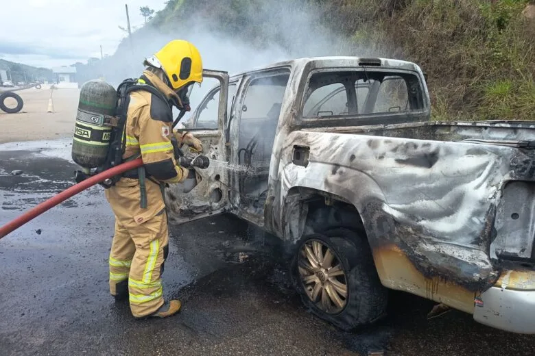 Caminhonete fica completamente destruída após incêndio na MGC-129, em Itabira