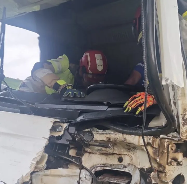 Motorista fica preso às ferragens após colisão entre caminhão e carreta na BR-251