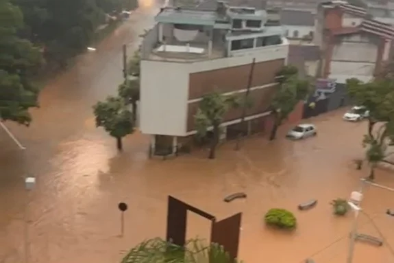 Zona da Mata: rio Pomba ultrapassa 6 metros e provoca alagamentos em Cataguases após chuva intensa