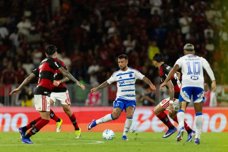 Flamengo supera o Cruzeiro no estádio do Maracanã e sobe na tabela