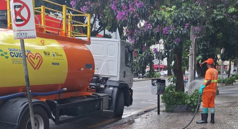 BH aumenta em 40% a lavagem de ruas do centro BH aumenta em 40% a lavagem de ruas do centro
