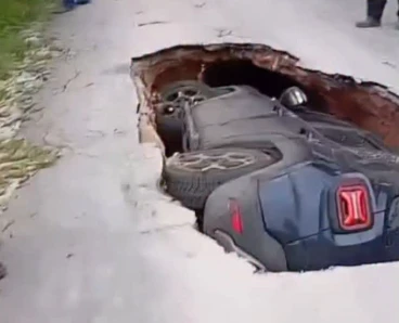 Cratera engole carro em Contagem e rua segue interditada no bairro Pedra Azul