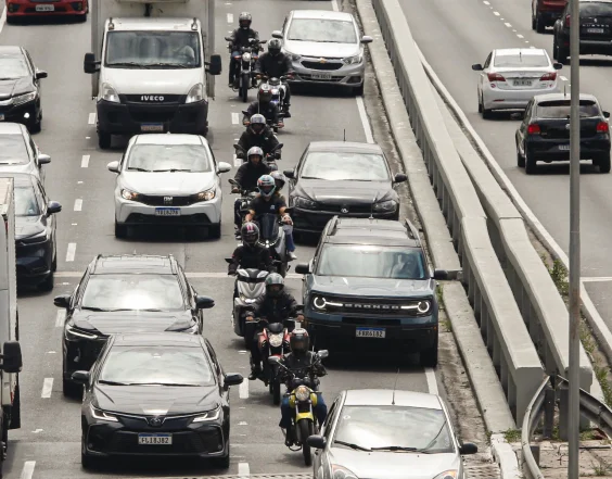 Motoristas de app protestam contra projeto de lei e ocupam vias de Belo Horizonte