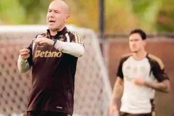 Flamengo anuncia a contratação do técnico Leonardo Jardim