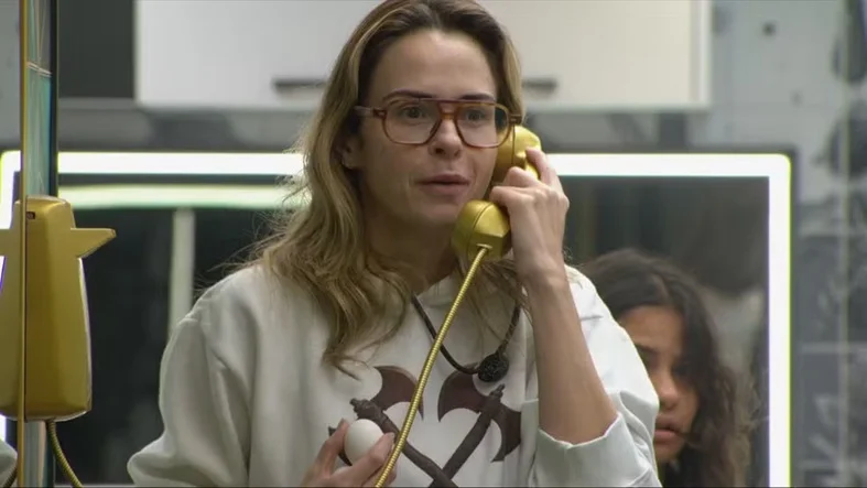 BBB 26: Ana Paula Renault atende ao “Big Fone”, ganha prêmio e soma pontos extras no “Cartola BBB”