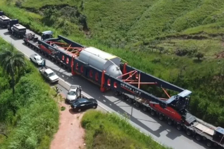 Transporte de carga de quase 500 toneladas provoca interdição temporária na BR-262 nesta terça-feira