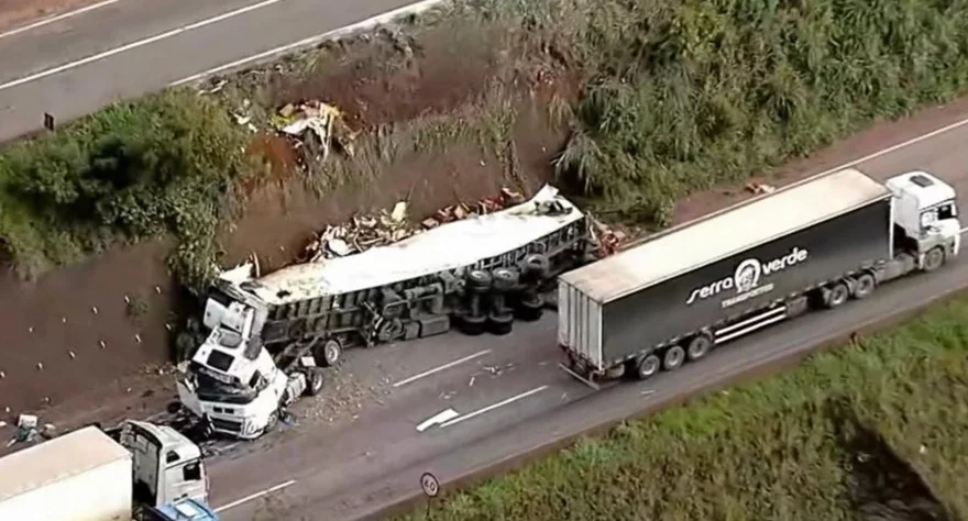 Carreta com carga de mexerica despenca de ribanceira e interdita BR-381 em Brumadinho