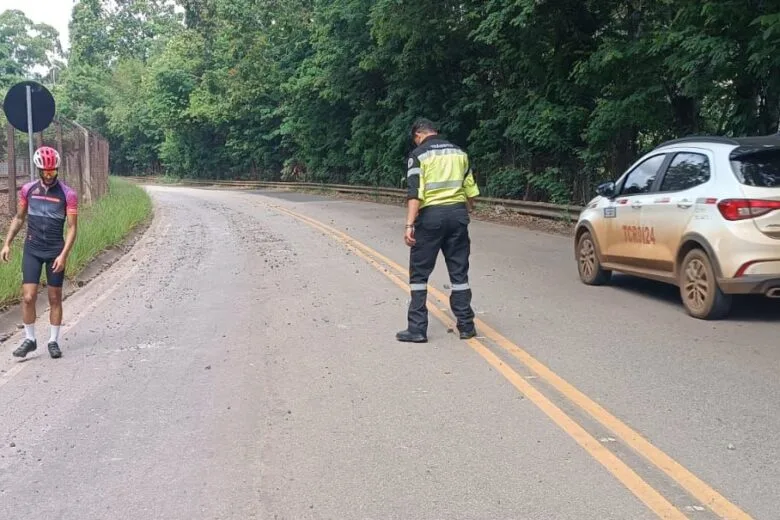 Cascalho espalhado na Estrada 105 coloca em risco motociclistas em Itabira