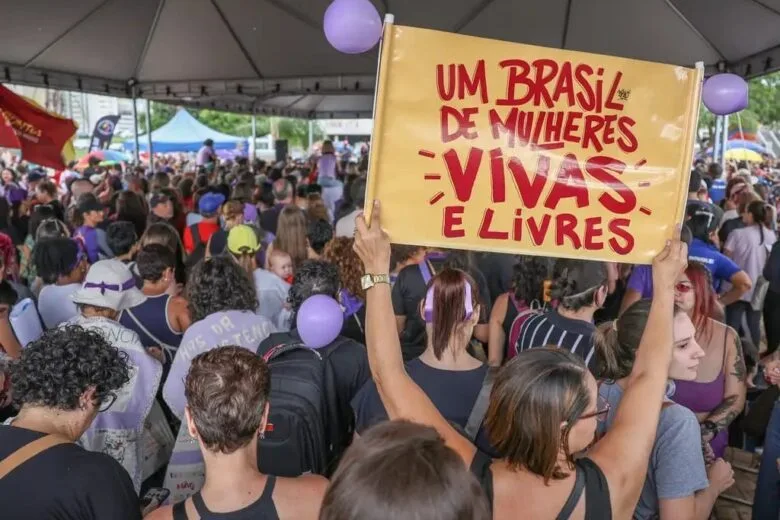 Para além das homenagens: Dia da Mulher marca conquistas históricas, mas também desigualdade e violência