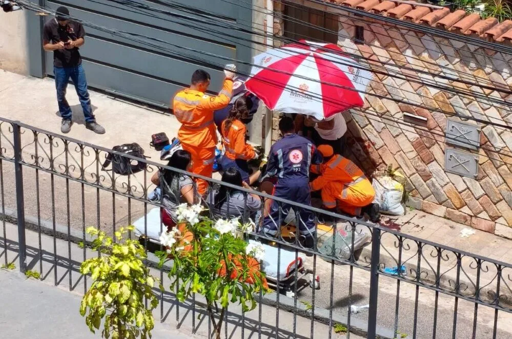 Acidente entre moto e carro deixa motociclista gravemente ferido em João Monlevade
