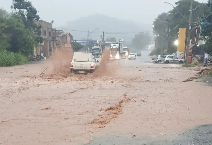Chuva forte provoca alagamento na MG-129, em Itabira