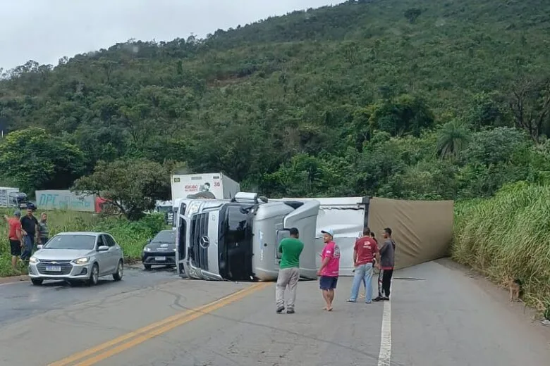 Carreta bitrem tomba na BR-381 e provoca congestionamento nos dois sentidos da rodovia