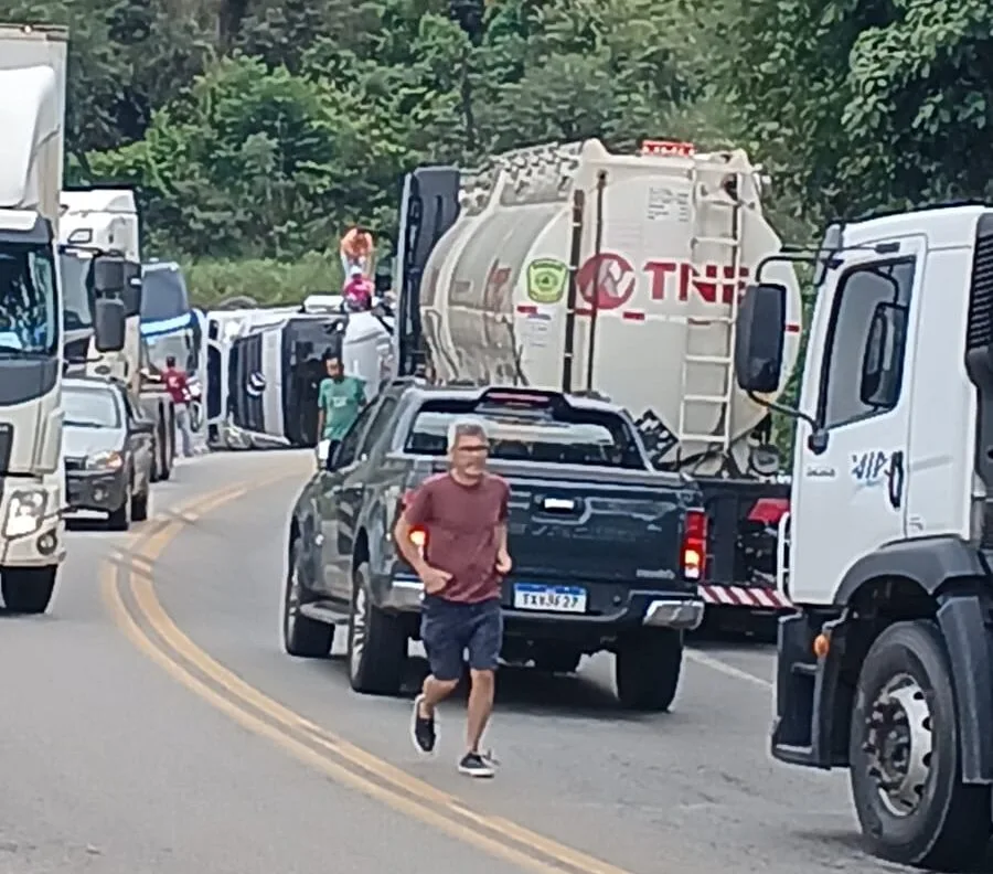 Carreta bitrem tomba na BR-381 e provoca congestionamento nos dois sentidos da rodovia