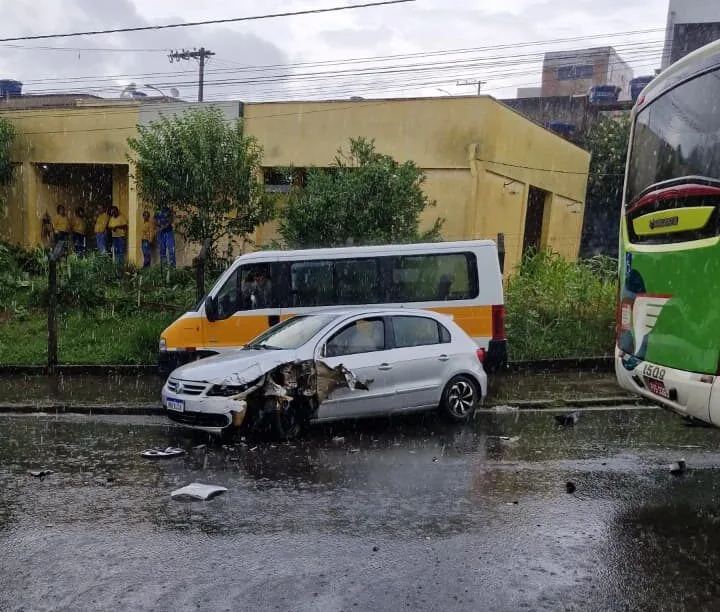 Colisão entre carro e ônibus é registrada no bairro Fênix, em Itabira