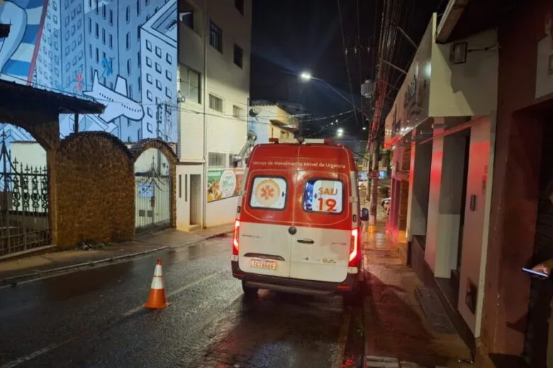 Motociclista fica ferido após perder controle da moto para evitar colisão no Centro de Itabira