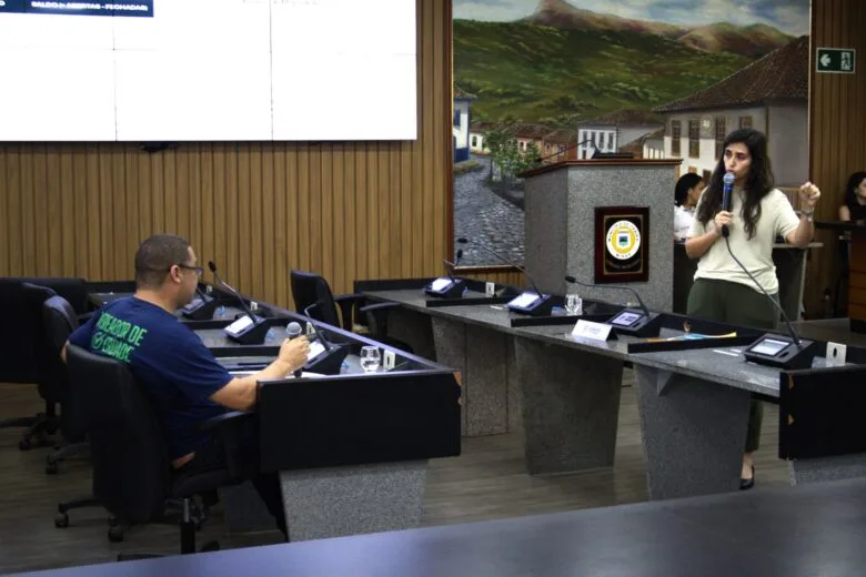 Natália Lacerda explica ao vereador Luiz Carlos o que é o Fundo de Desenvolvimento Econômico, após questionamento sobre uso de recursos