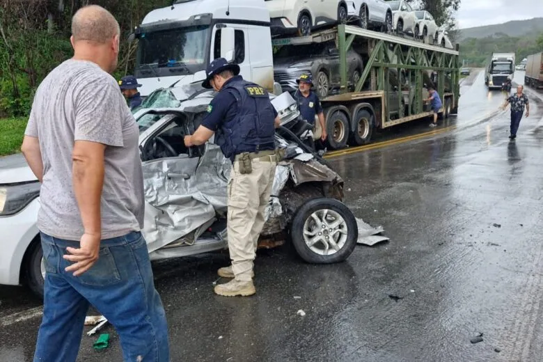 Acidente entre carreta e carro provoca congestionamento na BR-381 entre São Gonçalo e João Monlevade