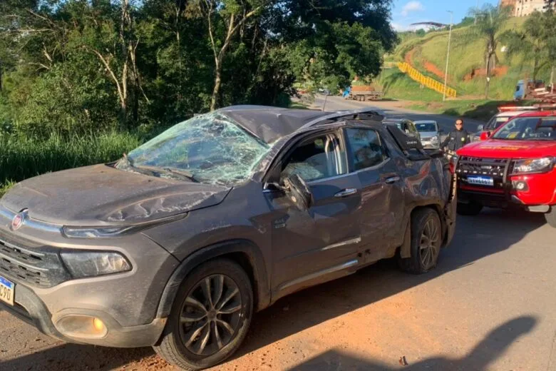Carro invade a contramão, atinge moto e caminhonete e deixa feridos na BR-381, em João Monlevade