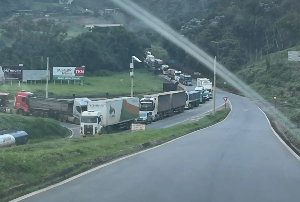 Carreta tomba, deixa motorista preso às ferragens e interdita BR-262 e BR-381 em João Monlevade
