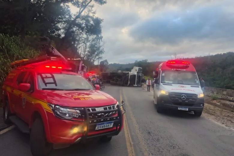 Carreta tomba, deixa motorista preso às ferragens e interdita BR-262 e BR-381 em João Monlevade