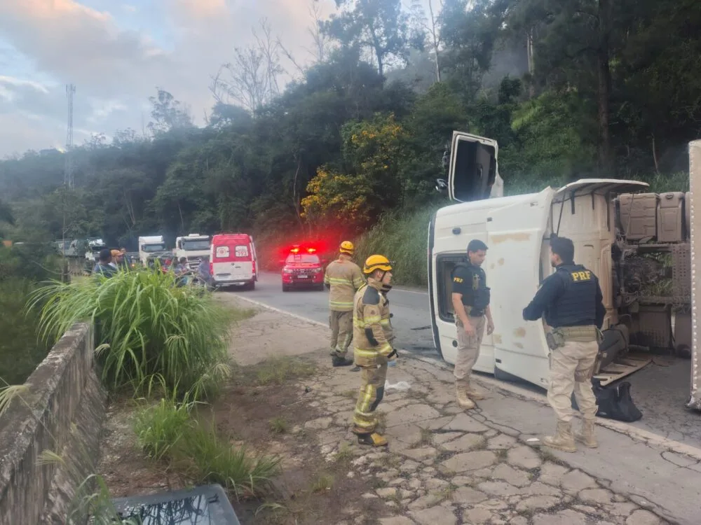 Carreta tomba, deixa motorista preso às ferragens e interdita BR-262 e BR-381 em João Monlevade