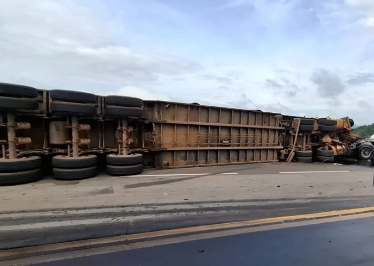 Bois na pista e colisão entre caminhões causam caos na BR-381