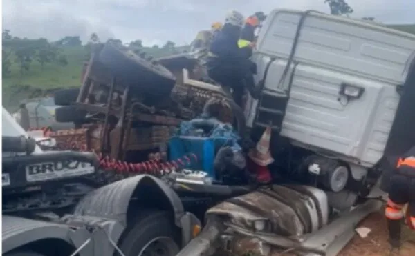 Operação de resgate continua para retirar última vítima de acidente na BR-381