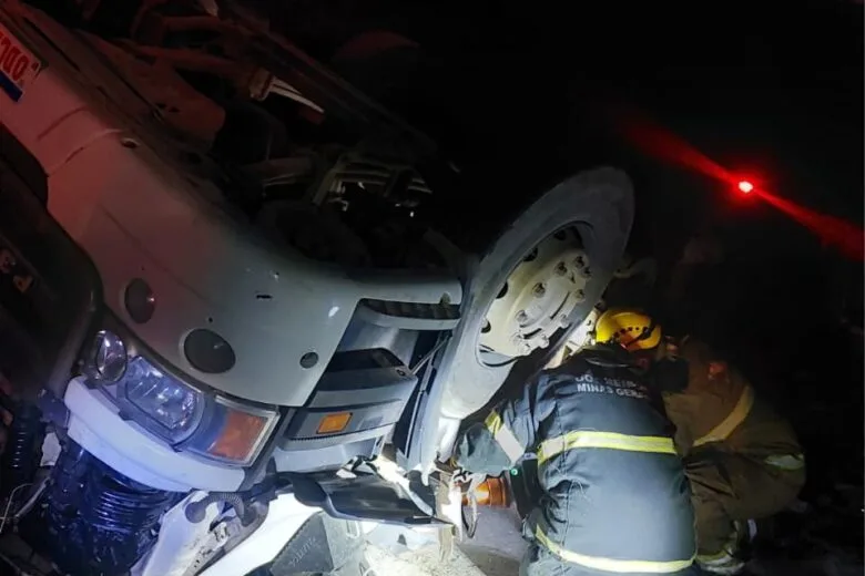Motorista fica preso às ferragens após caminhão capotar na MG-120