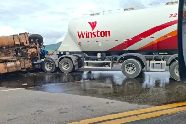 Congestionamento chega a 12 km após acidente e trânsito segue em “pare e siga” na BR-381