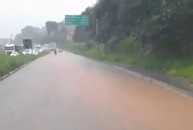 Chuva forte provoca pontos de alagamento na BR-381, em Belo Horizonte