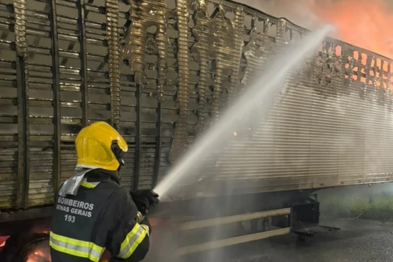 Incêndio atinge carreta carregada com mercadorias avaliadas em R$ 850 mil na BR-381
