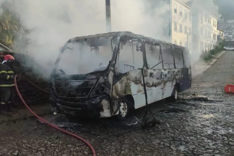 Ônibus pega fogo ao lado de igreja histórica em Ouro Preto e mobiliza bombeiros