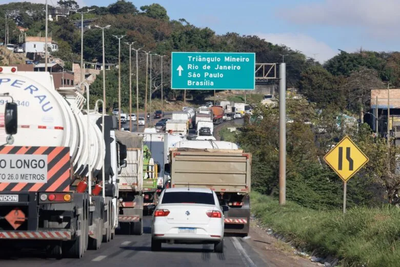 Governo de Minas anuncia subsídio de R$ 0,60 por litro de diesel; entenda