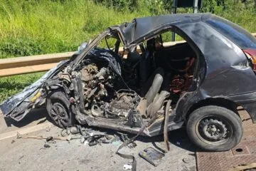 Jovem morre preso às ferragens após colisão frontal com caminhão na MG-050