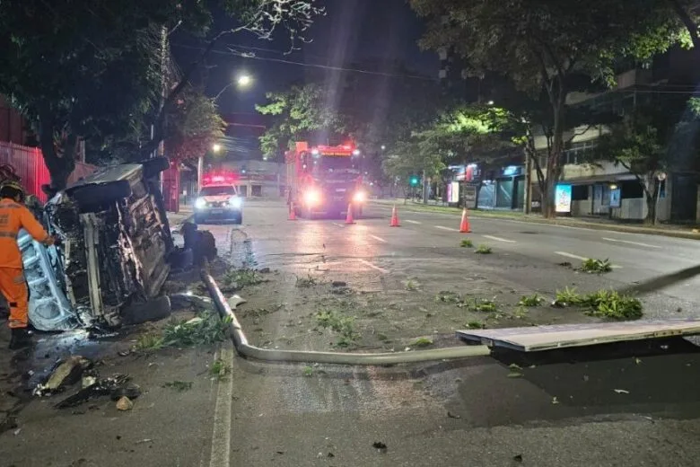 Motorista abandona carro após capotamento e colisão com placa na avenida Álvares Cabral, em BH