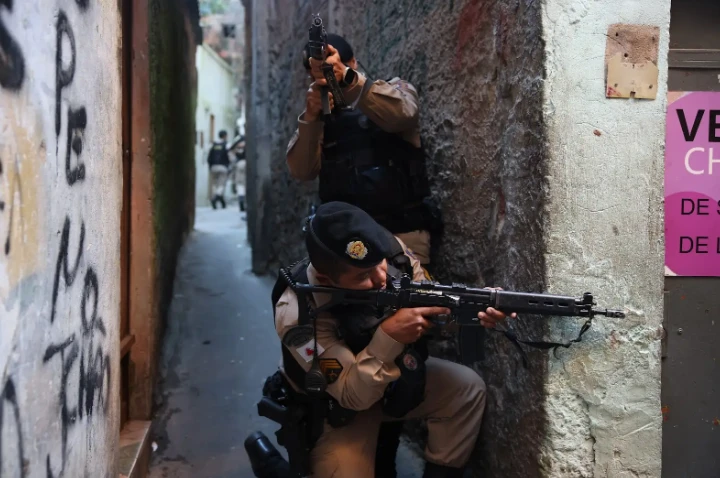 Operação na Pedreira Prado Lopes contra facções criminosas prende sete pessoas em BH