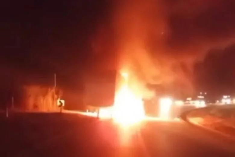 Carreta pega fogo e fecha a BR-381 em Antônio Dias durante a madrugada