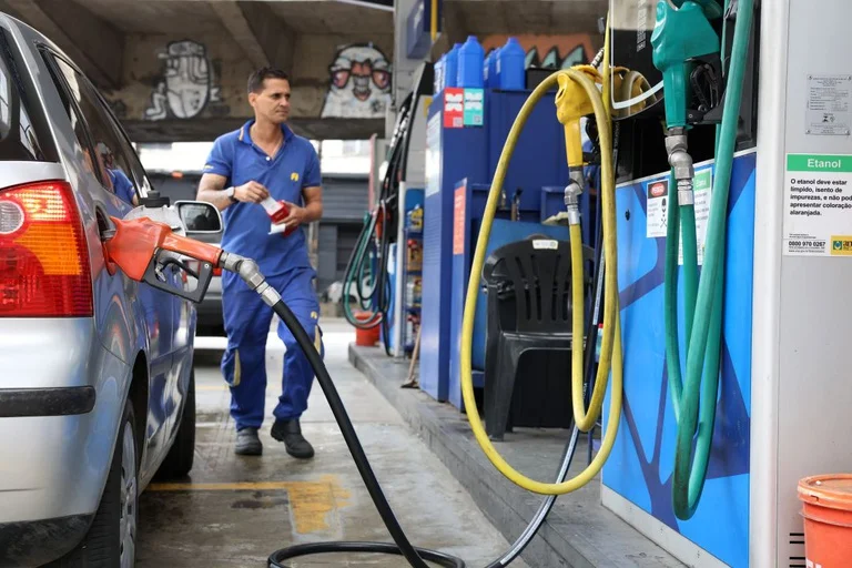 Governo fiscaliza 5,3 mil postos no país após alta nos combustíveis