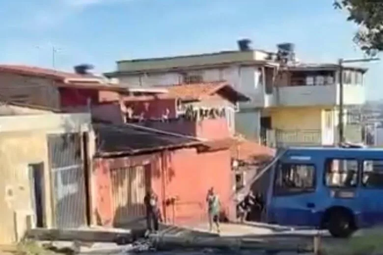 Ônibus bate em poste, invade casa e deixa moradores sem energia em BH