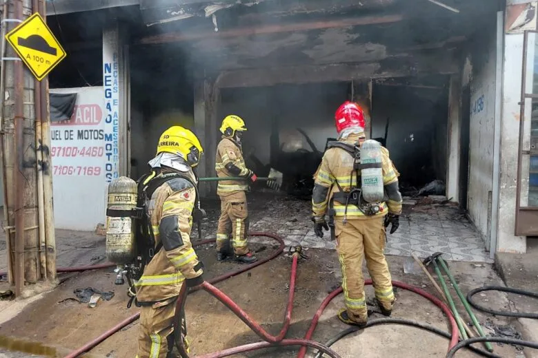 Após quase 4 horas, bombeiros e voluntários combatem incêndio em loja de motos, em João Monlevade