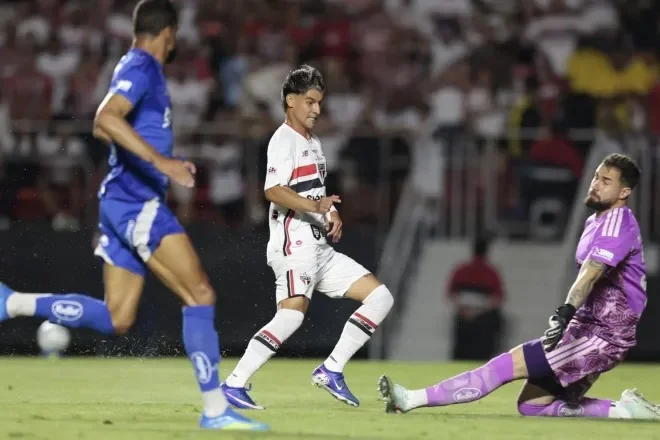 Hat-trick de Ferreirinha garante goleada do São Paulo sobre o Cruzeiro; Raposa segue no Z-4