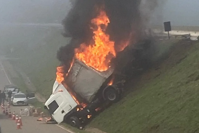 Carreta tomba, é saqueada e incendiada na BR-381, em Barão de Cocais