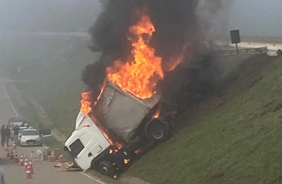 Carreta tomba, é saqueada e incendiada na BR-381, em Barão de Cocais