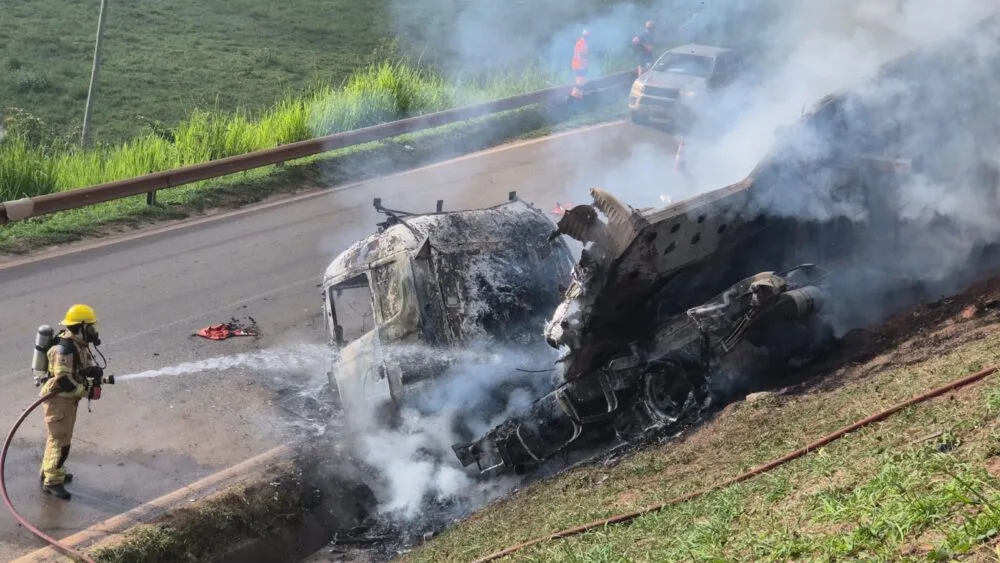 Carreta tomba, é saqueada e incendiada na BR-381, em Barão de Cocais