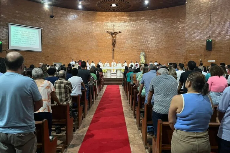 Paróquia Nossa Senhora do Rosário celebra 200 anos com missa solene marcada por fé e memória histórica em Itabira